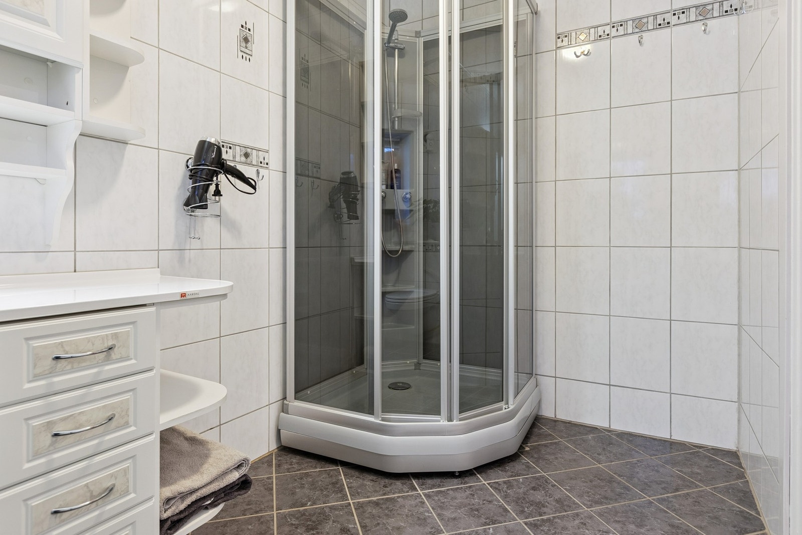 Bad med dusjkabinett. Galleribilde