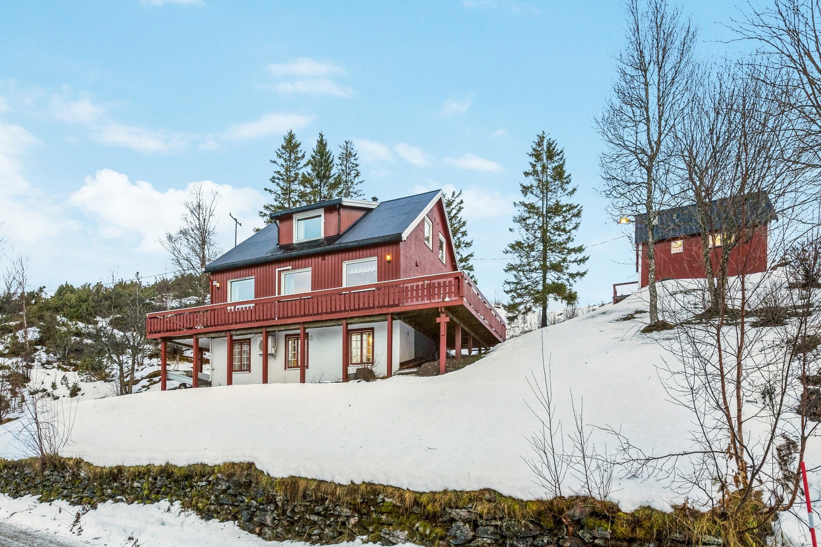 Fasade hus og stall. Galleribilde