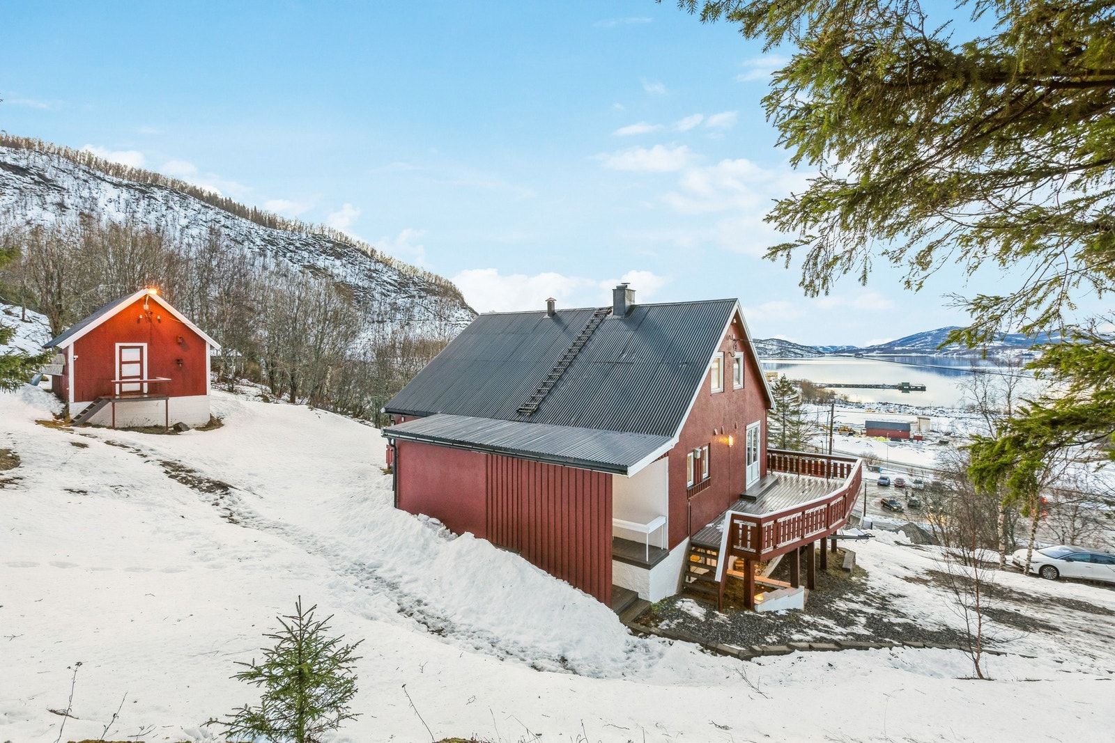 Boligen ligger fint til med enkel adkomst og eget uthus/stall. Galleribilde