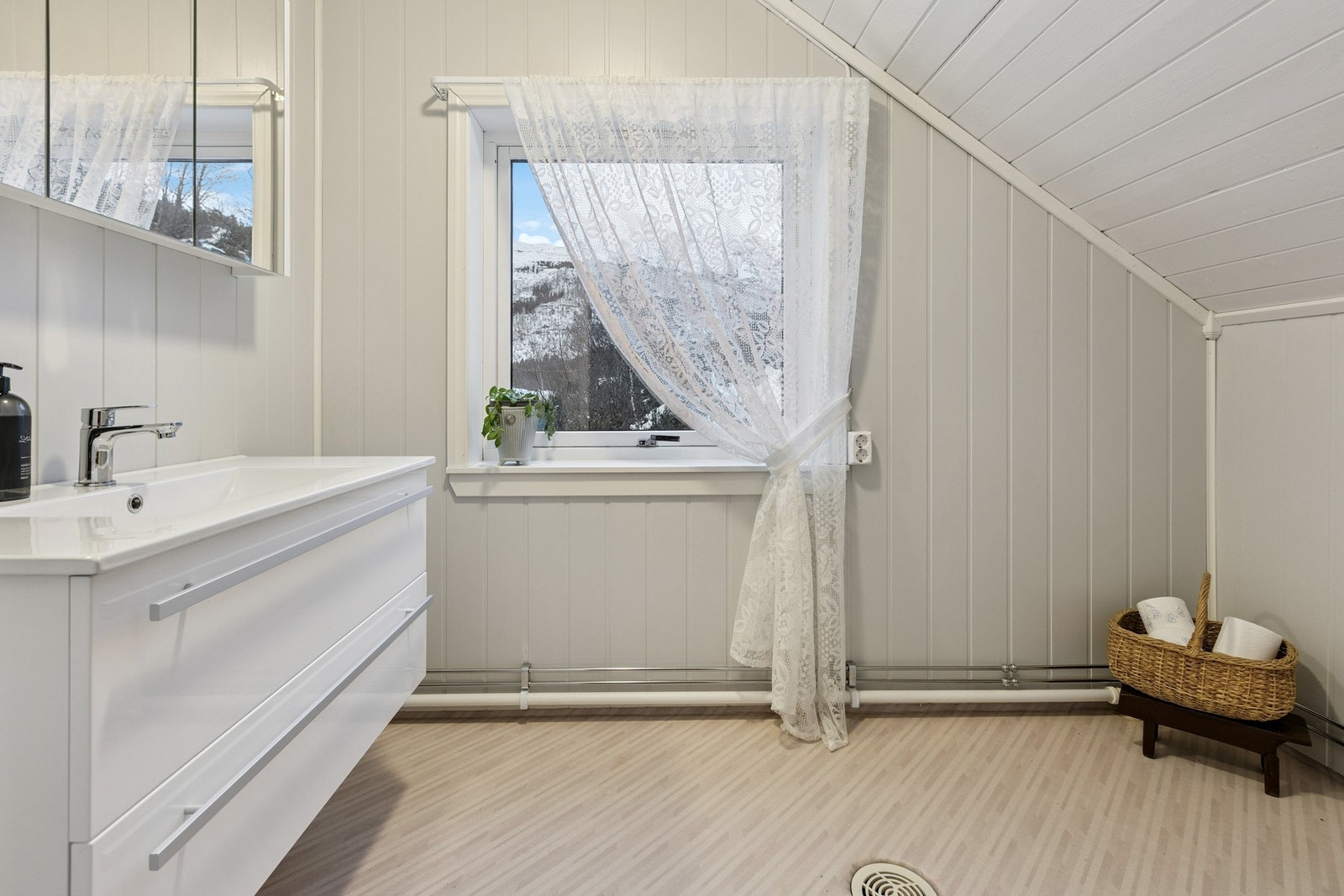 Eget toalettrom i loftsetasje, ypperlig for barnefamilier. Galleribilde