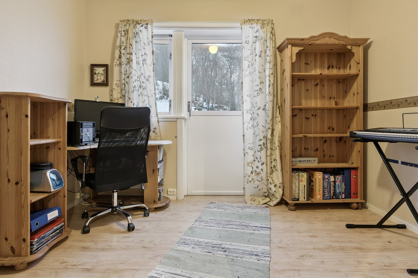 Soverom/kontor med direkte utgang til terrasse. Galleribilde