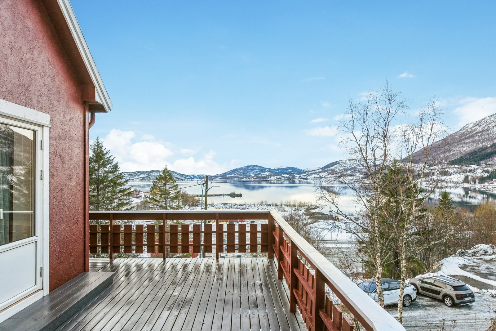 Boligen ligger fint til i feltet med en fantastisk god utsikt. Galleribilde