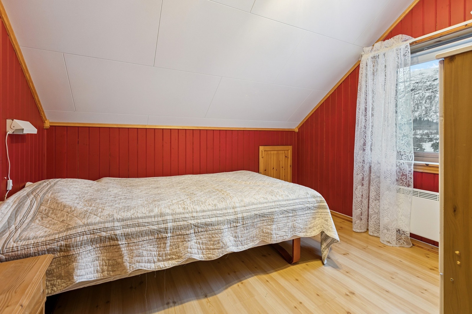 Soverom 2 med god plass for dobbeltseng. Galleribilde