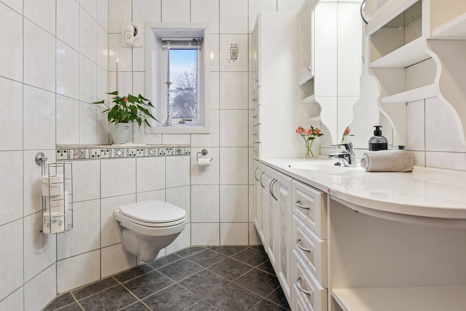 Vegghengt toalett og baderomsinnredning. Galleribilde