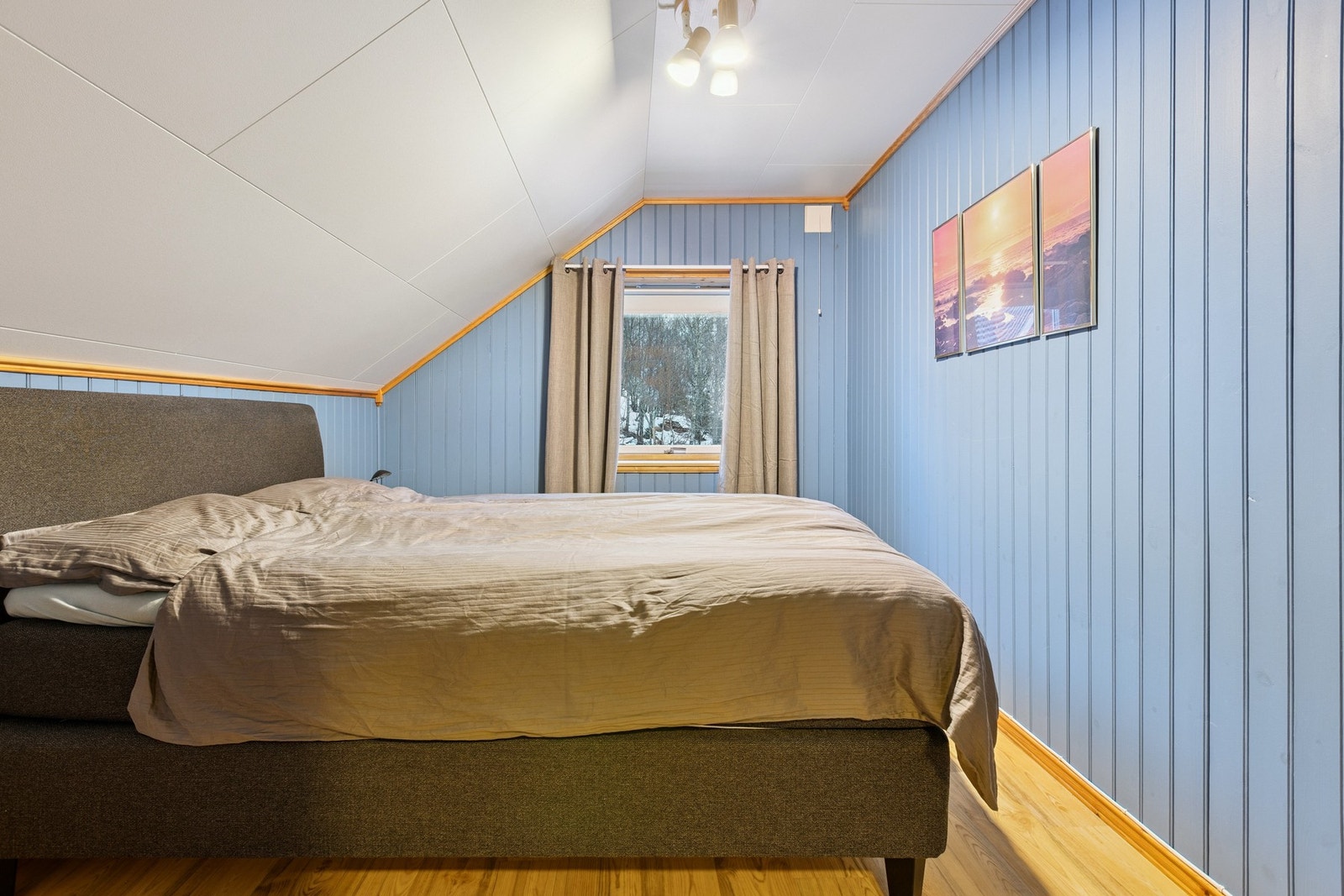 Soverom 1 med god plass til dobbeltseng. Galleribilde