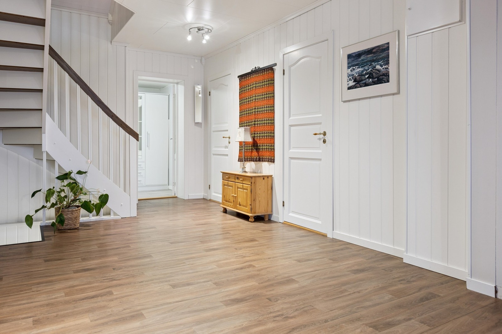 1.etasje består av stue, kjøkken, gang m/skyvedørsgarderobe, kontor/soverom og vaskerom. Galleribilde