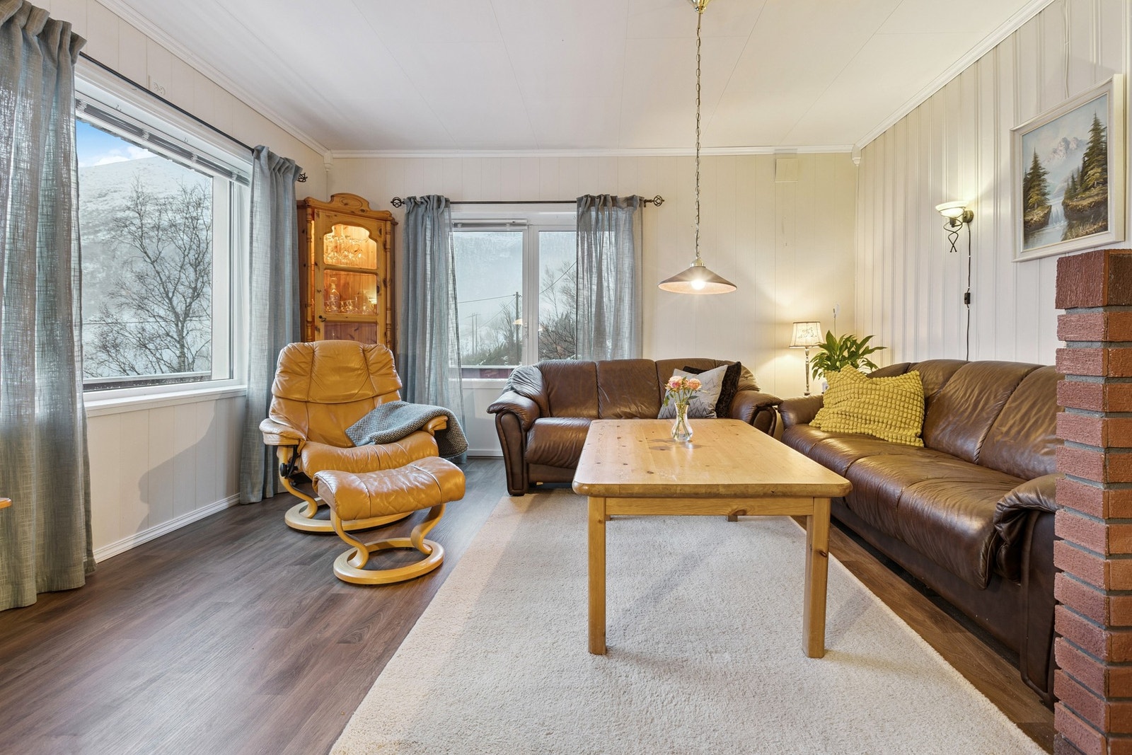 Stuen har god plass til flere sittegrupper. Galleribilde