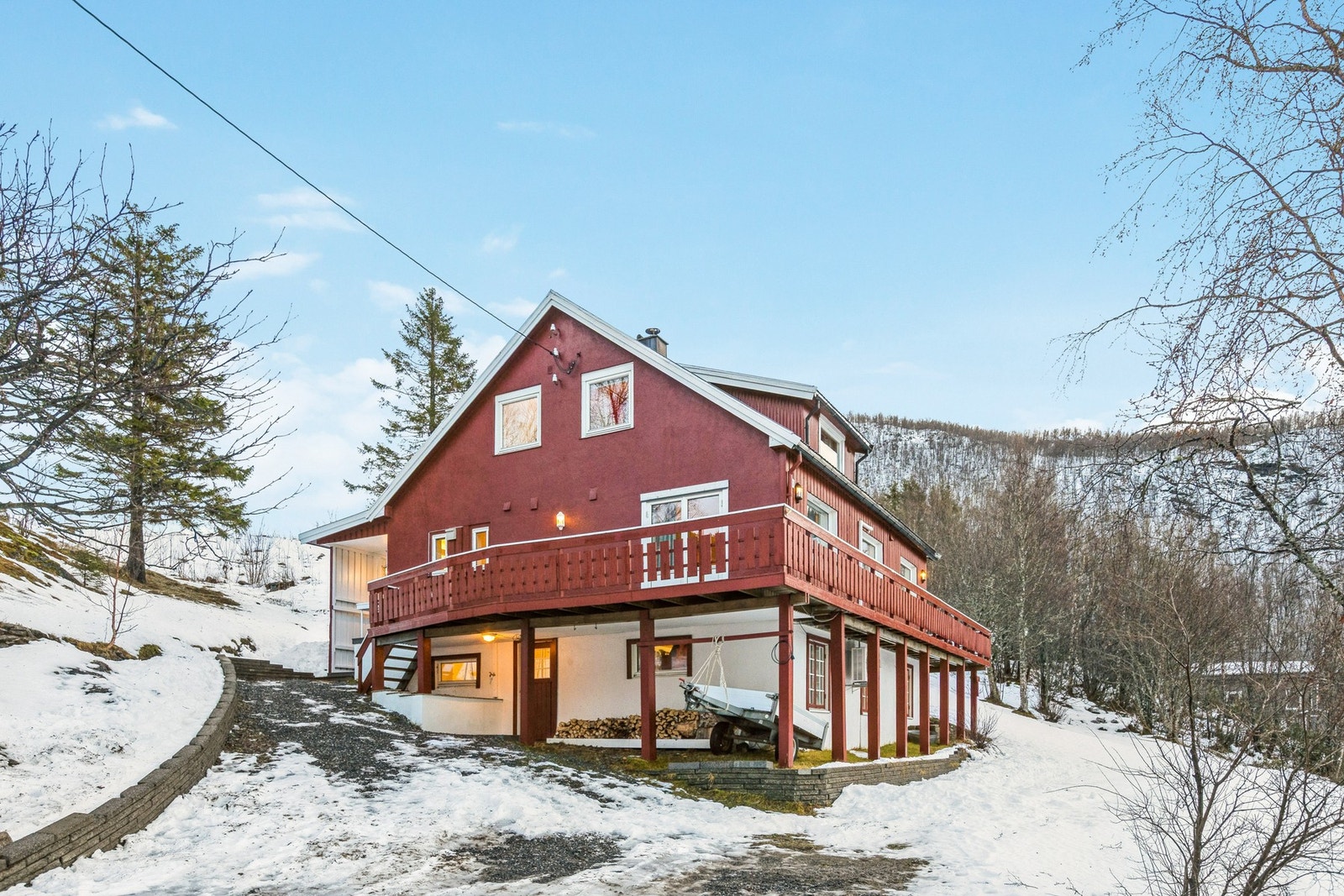 Gode parkeringsmuligheter på tomt, samt direkte inngang til kjeller med god lagringsplass. Galleribilde