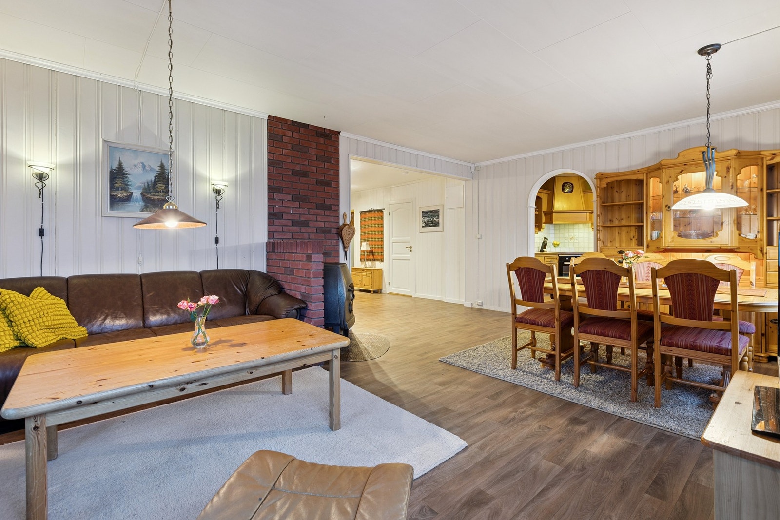 Stue med delvis adskilt kjøkken. Galleribilde