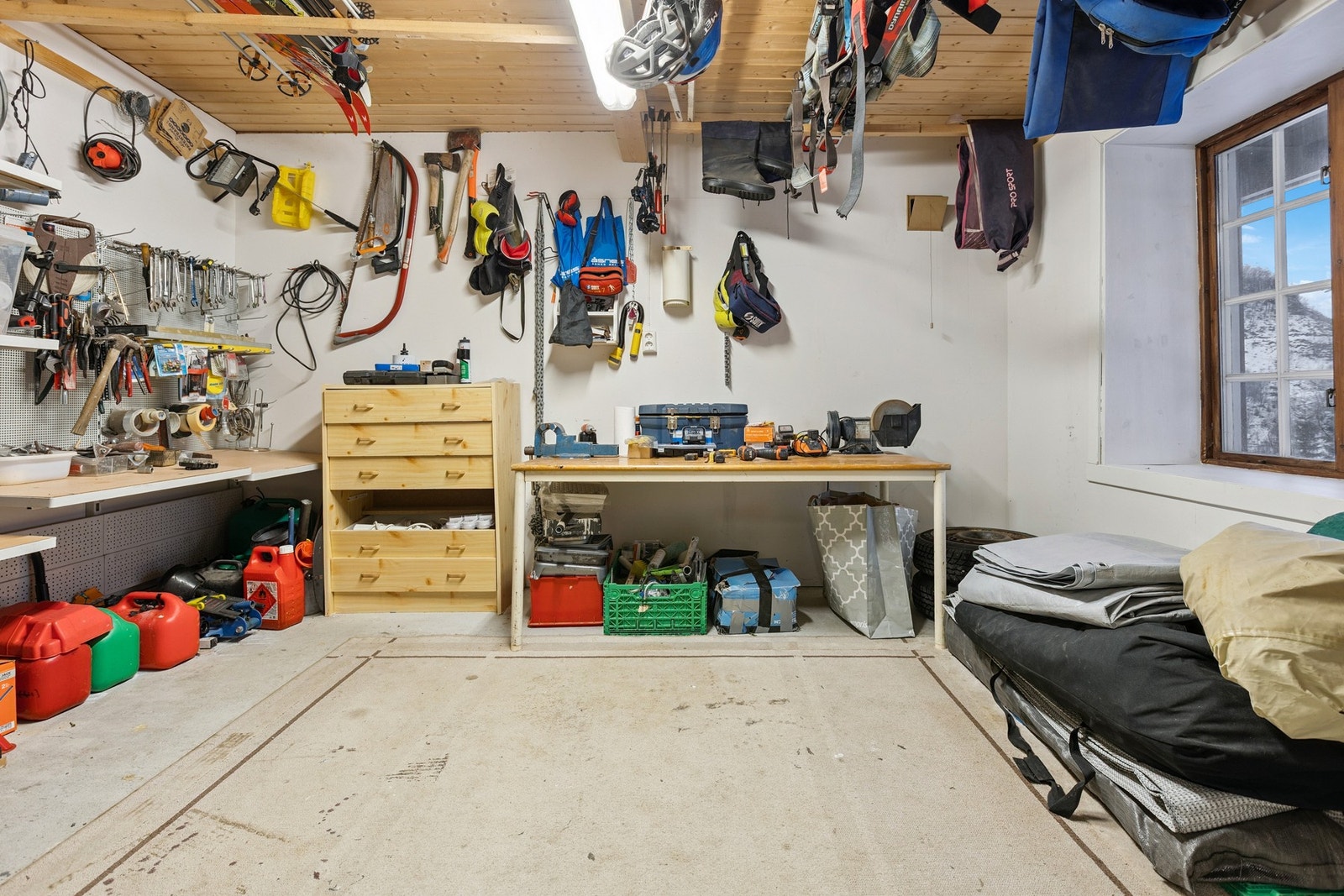 Hobbyrom med god plass for oppbevaring av verktøy m.m. Galleribilde