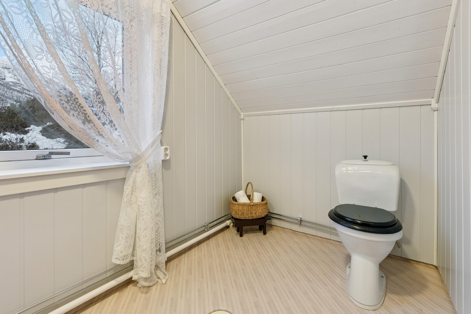 Toalettrom på lofsetasje. Galleribilde