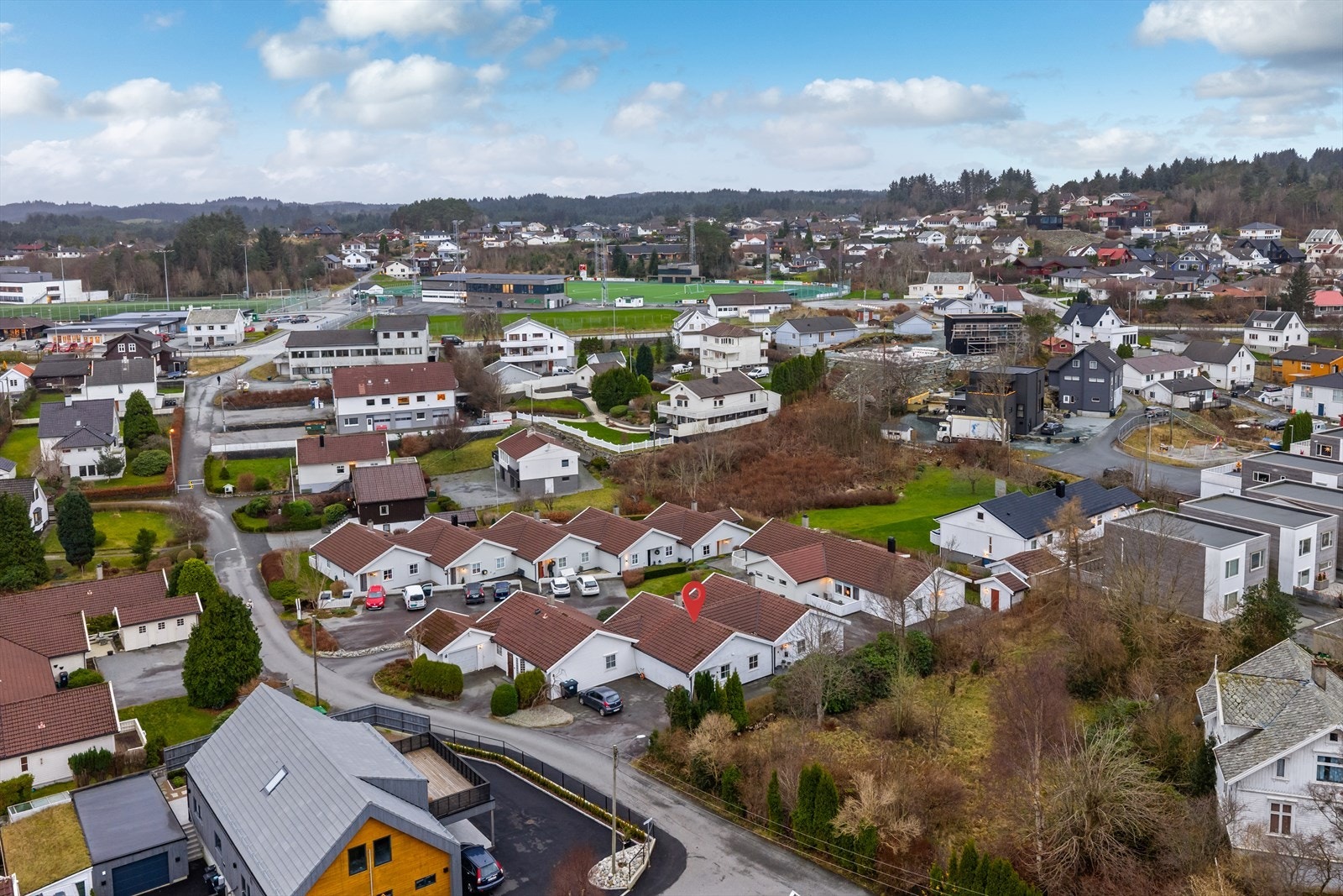 Eiendommen ligger lunt og solvendt til i Lensmannsvegen, i Kalvatre boligområde. Galleribilde