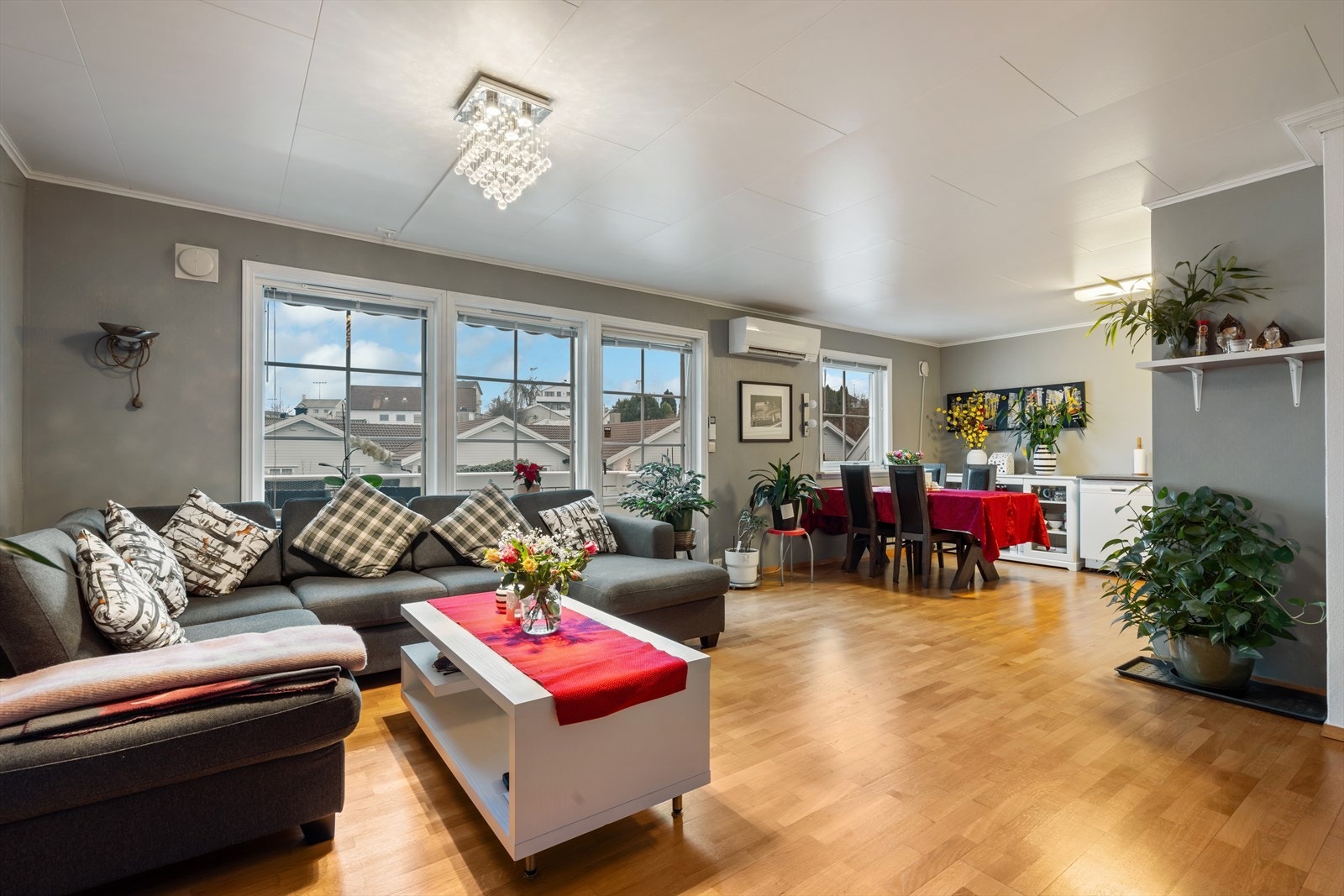 God plass til salonggruppe og spisebord i tilknytning til kjøkken Galleribilde