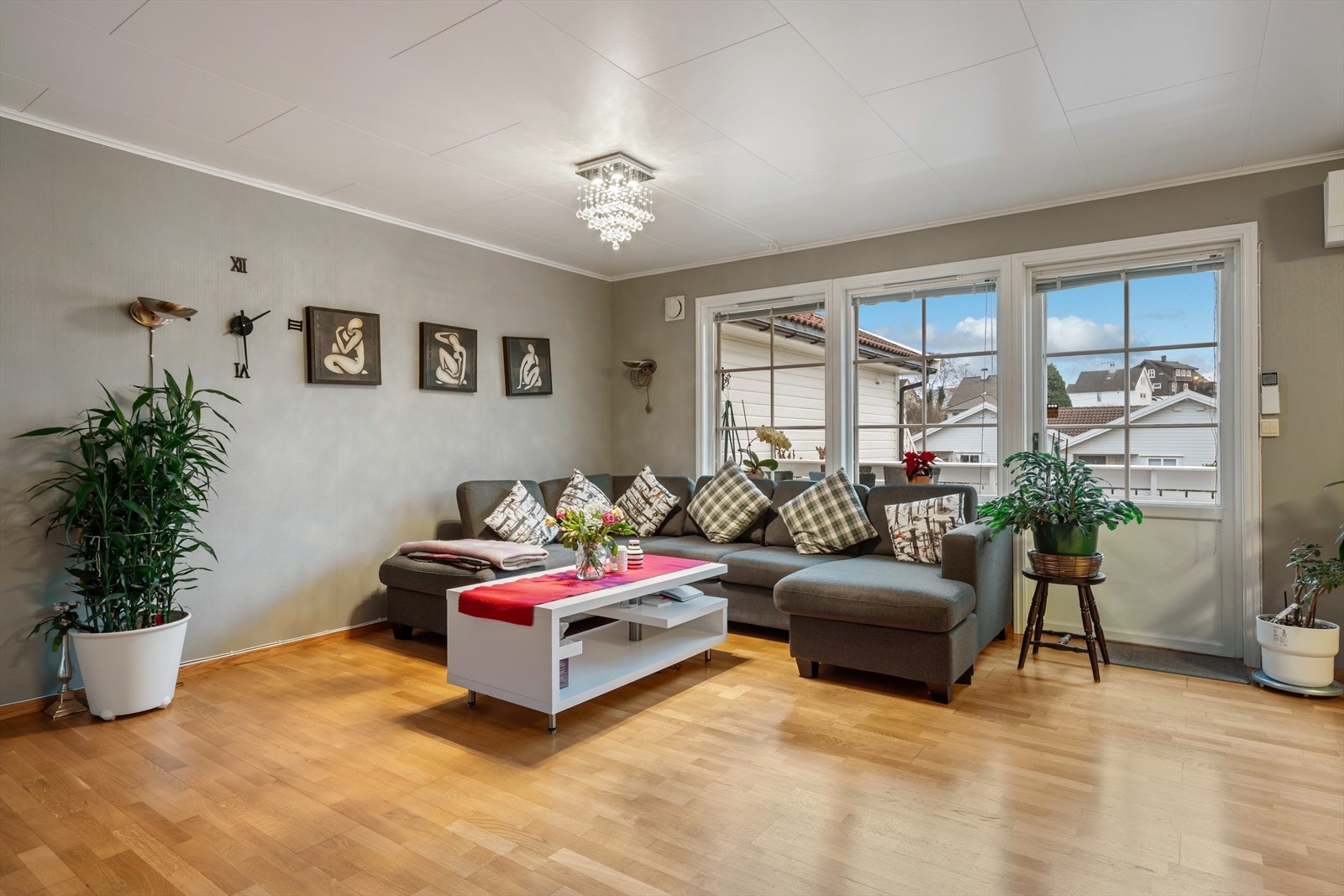 Lys stue med utgang til terrassen Galleribilde