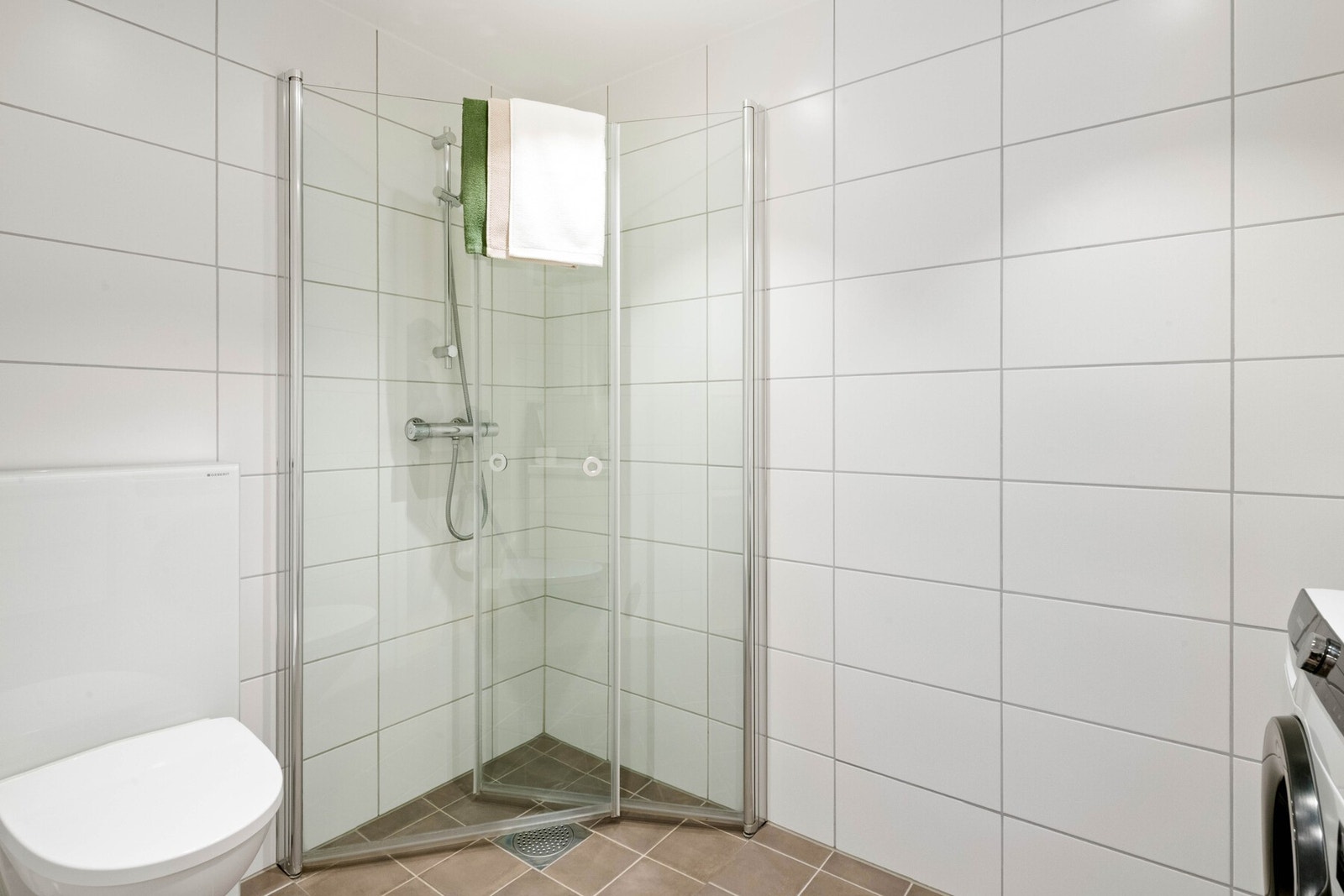 TG IU: Det er ikke foretatt hulltakning, da badet er nyere en 5 år og det foreligger dokumentasjon ved bruksattest. Galleribilde