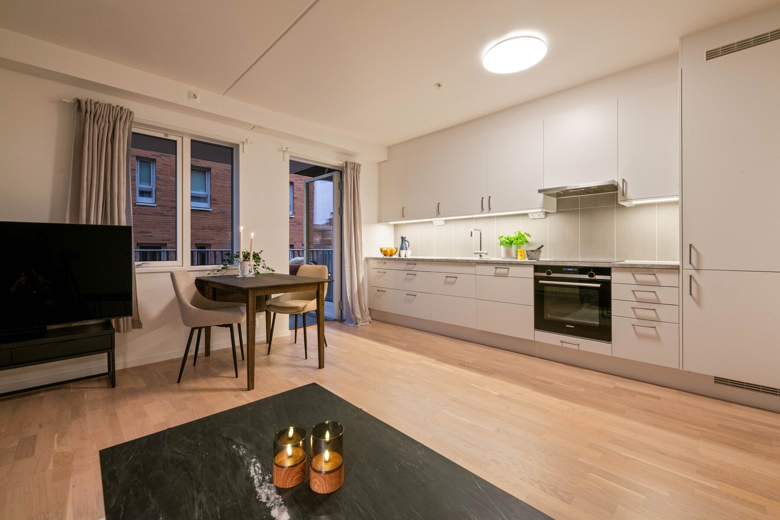 Kjøkken med integrerte hvitevarer. Parkett på gulvet. Galleribilde