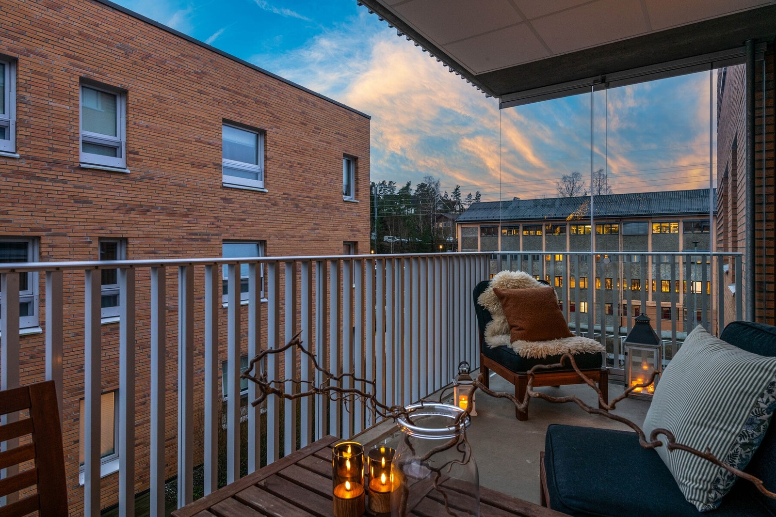 Balkongen har tak med levegg i herdet glass, slik at den kan brukers også ved nedbør. Galleribilde