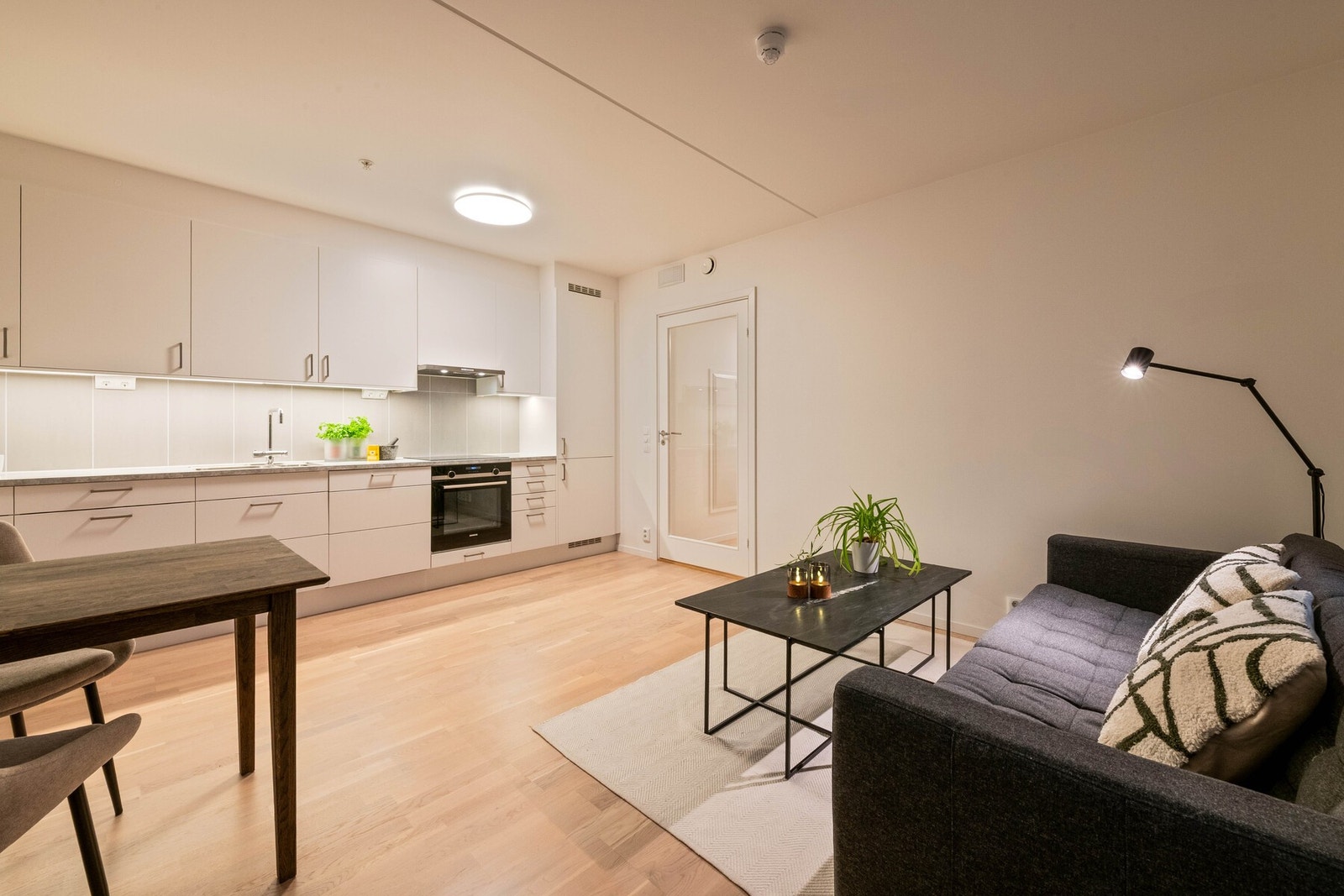 Dør til gangen demper lyden til soverommet. Galleribilde