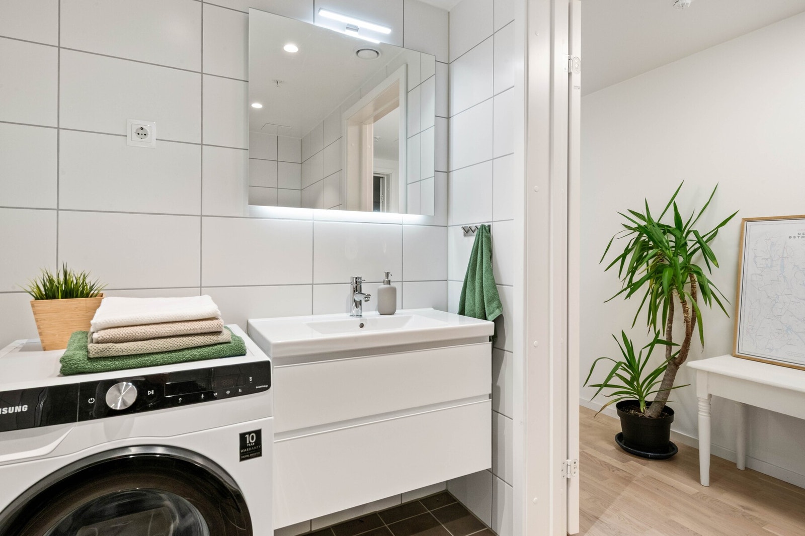 Pent flislagt, bad/WC/vaskerom med gulvvarme og downlights i taket. Galleribilde