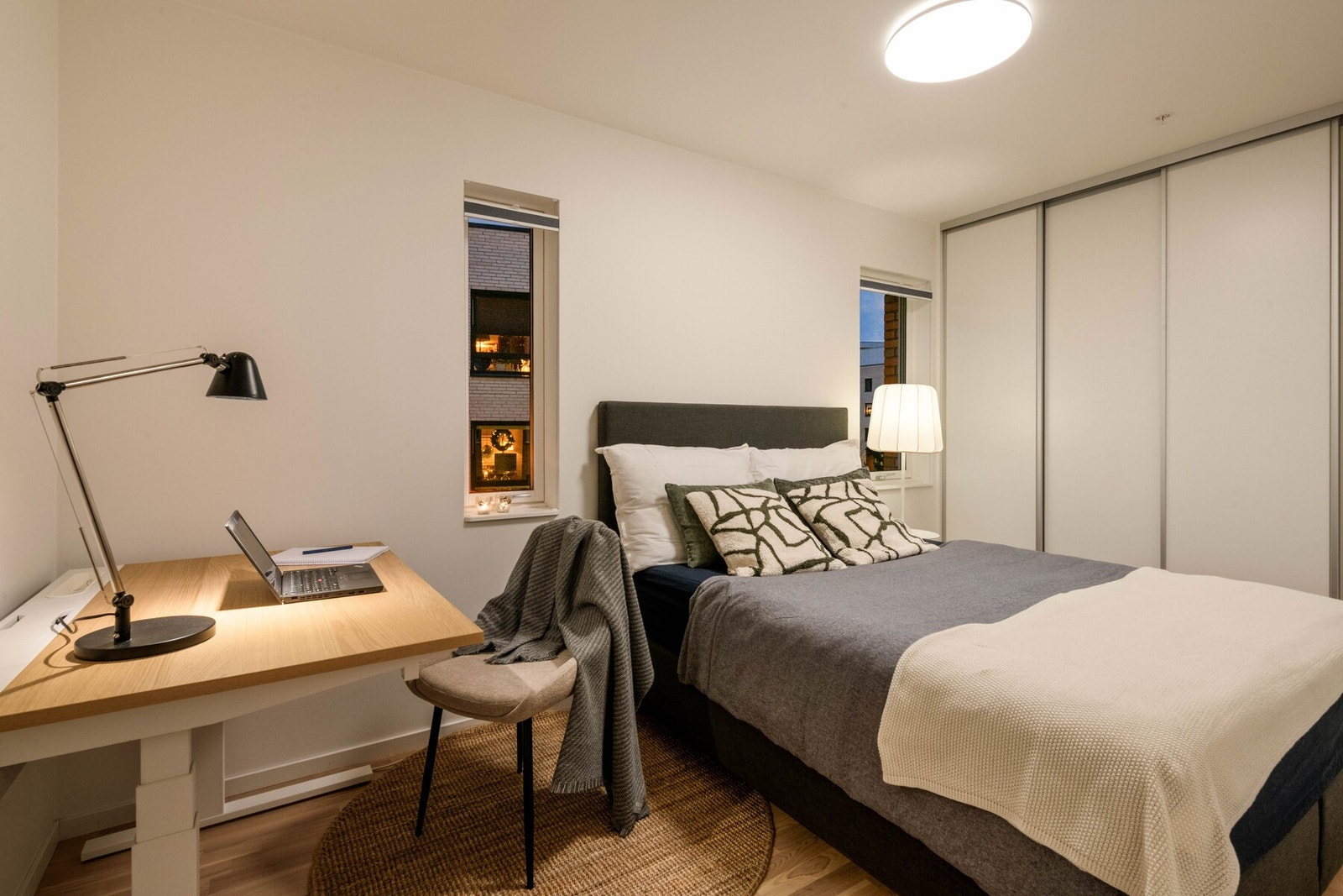 Stor, innholdsrik skyvedørsgarderobe som dekker hele veggen gir mye oppbevaringsplass. Galleribilde