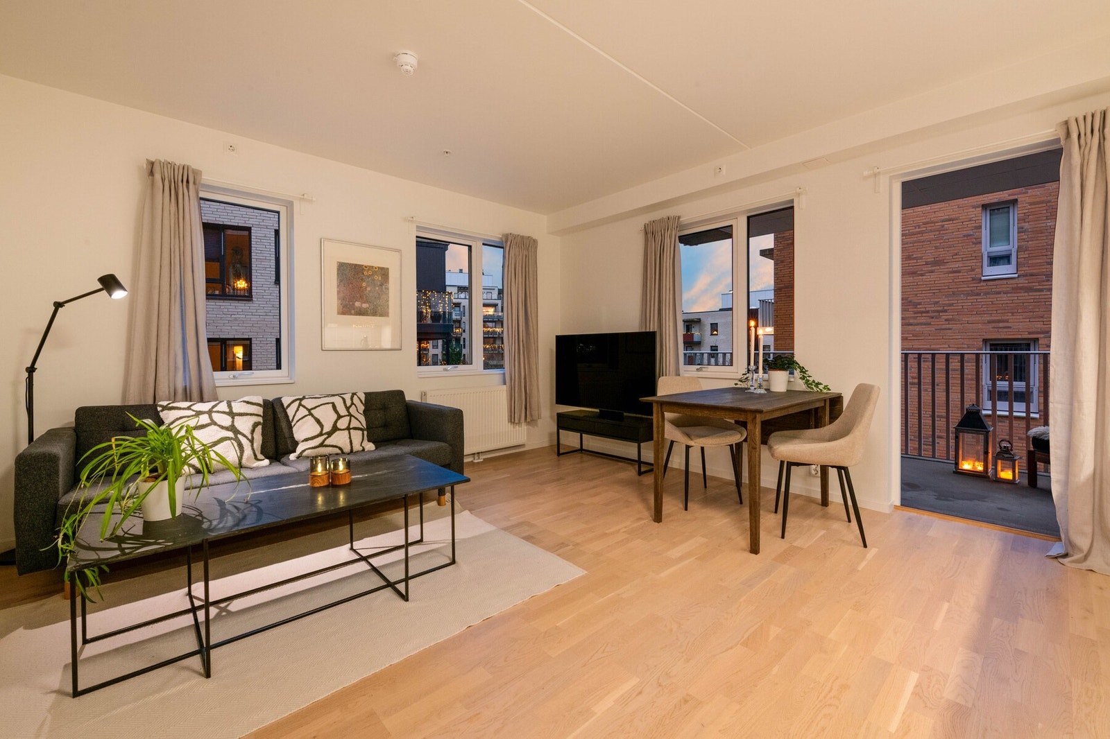 Stue med åpen kjøkkenløsning. Radiator med vannbåren oppvarming. Utgang til balkong. Store vindusarealer med 3-lags glass og 2,50 meter takhøyde. Galleribilde