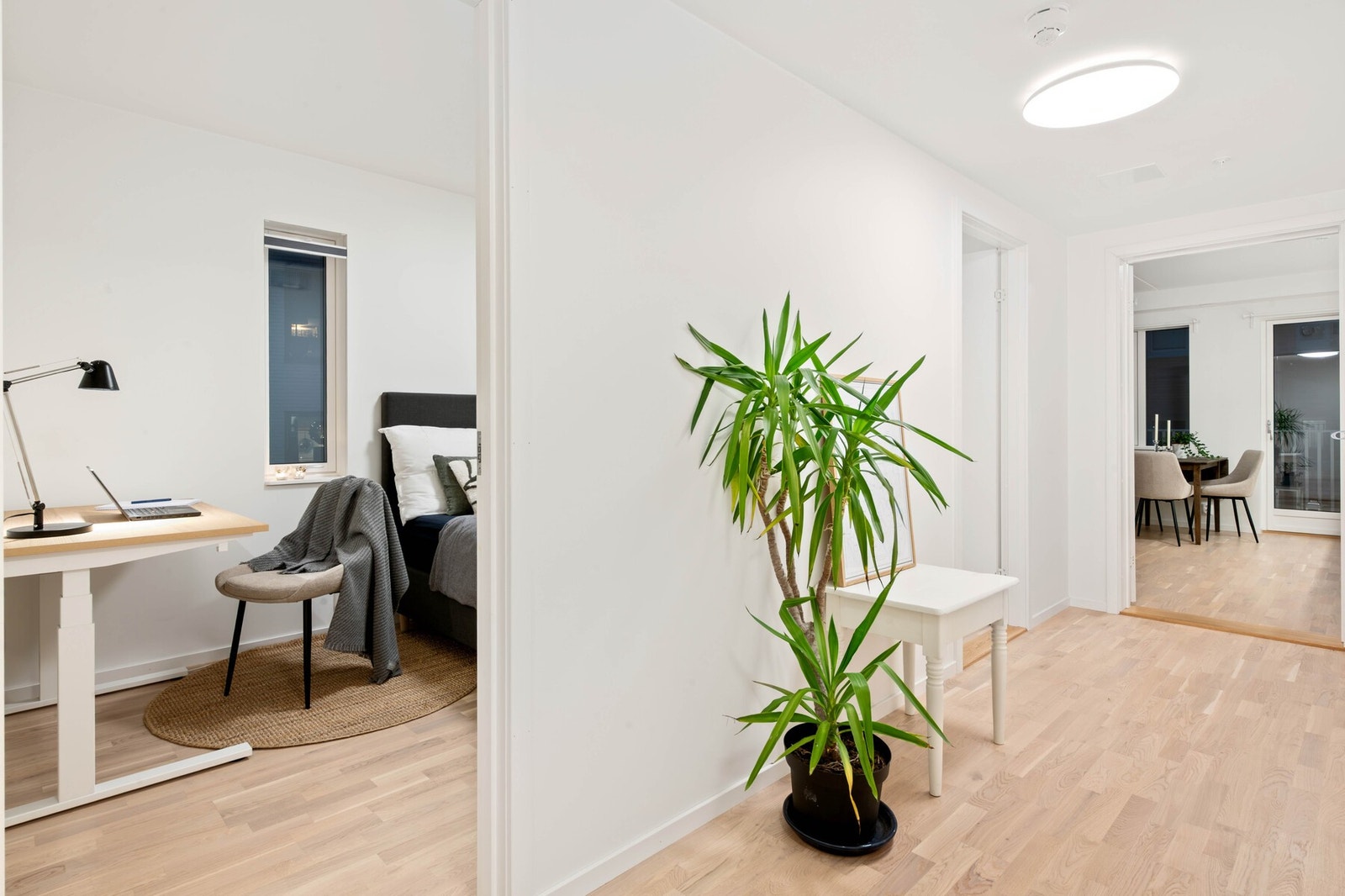 Det er 2 dører til soverommet som er hele 12 m². Galleribilde