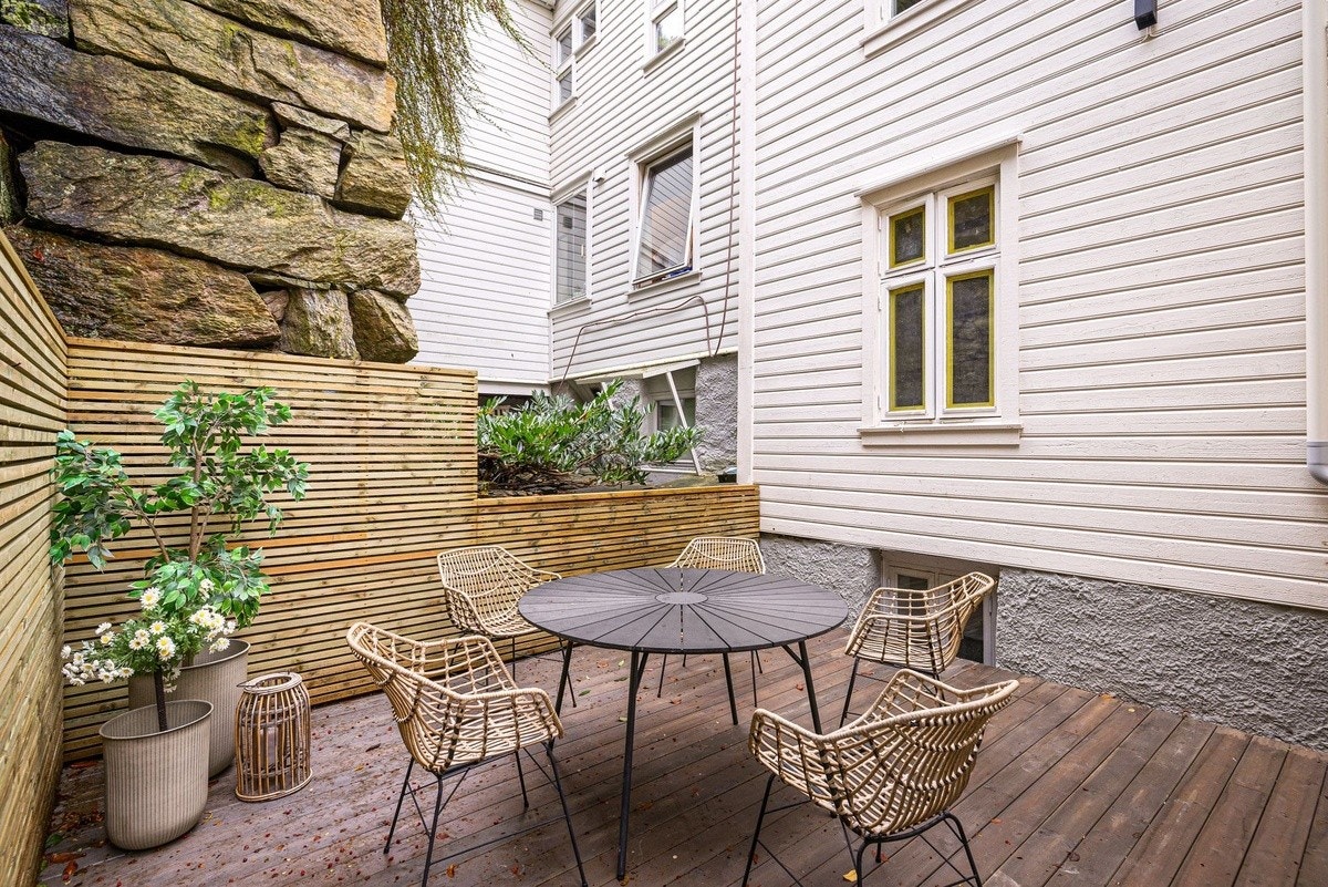 Felles bakgård. Opprustet høsten 2025. Det er nylig også montert belysning Galleribilde