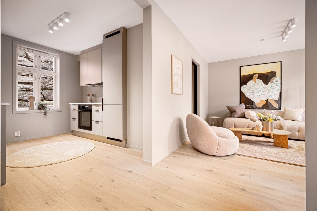 Egen kjøkkenkrok med vindu mot bakgård. Deilig at det ikke bare er en vegg på stua Galleribilde