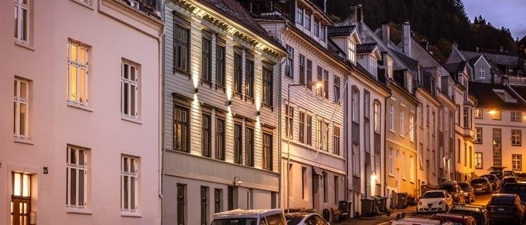 Leiligheten ligger i 2- etasje i klassisk bygård fra 1889 som er renovert høsten 2025 både innvendig og utvendig Galleribilde