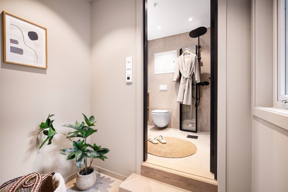 Eget vaskerom mellom kjøkken og baderom. Utrustes med ny vaskemaskin og tørketrommel Galleribilde