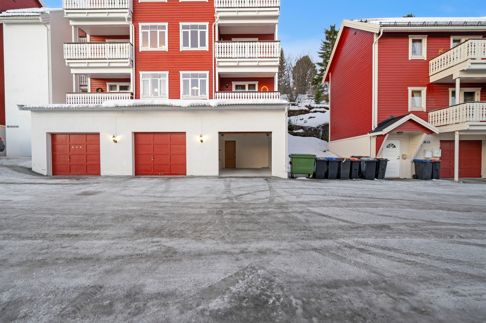 Fasade, leiligheten disponerer egen garasje og bod for oppbevaring. Galleribilde