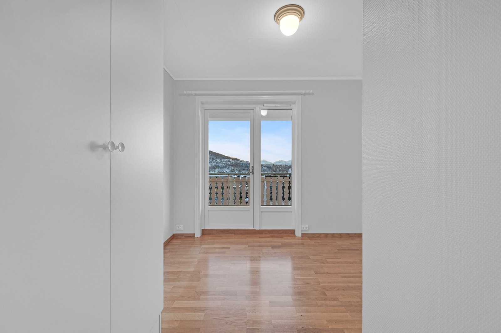 Soverom 1 med direkte utgang til balkong. Galleribilde