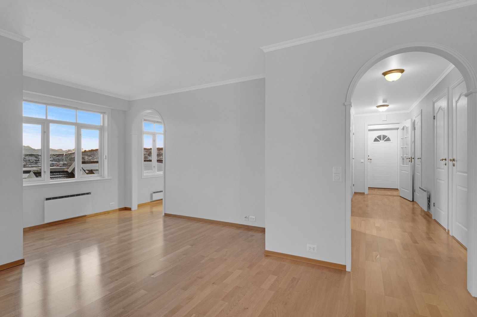 Fra stuen har du direkte tilknytning til gang og kjøkken. Galleribilde