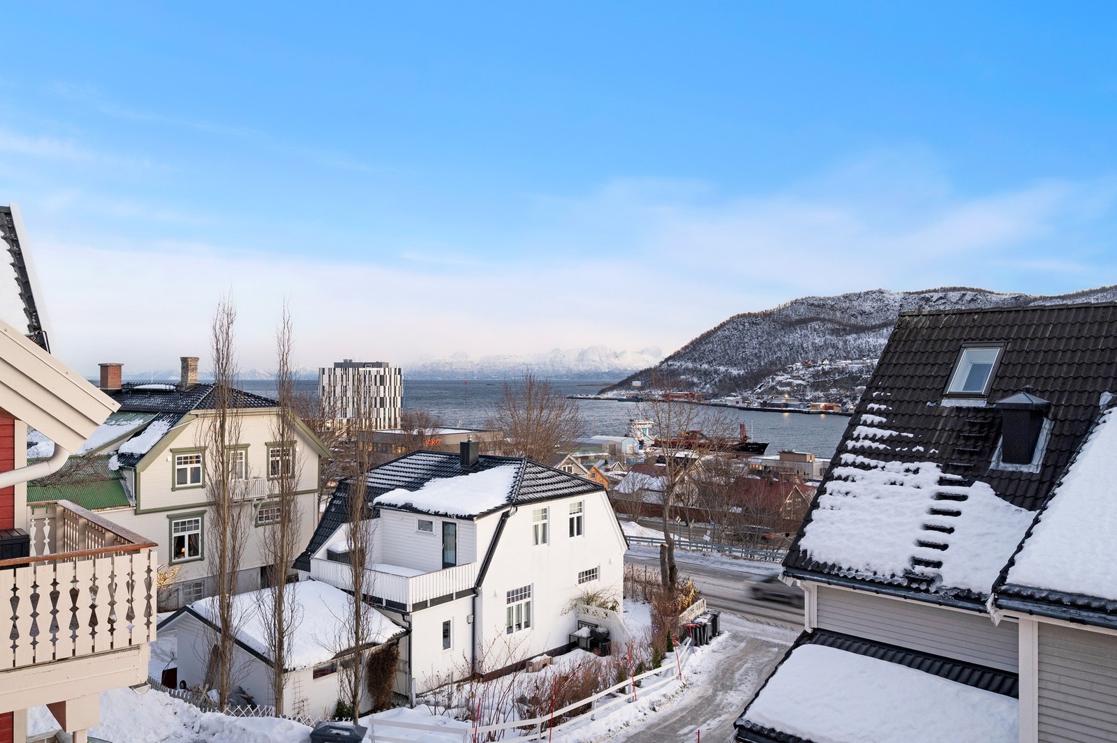 Utsikt mot Gangsåstoppen og Vågsfjorden. Galleribilde