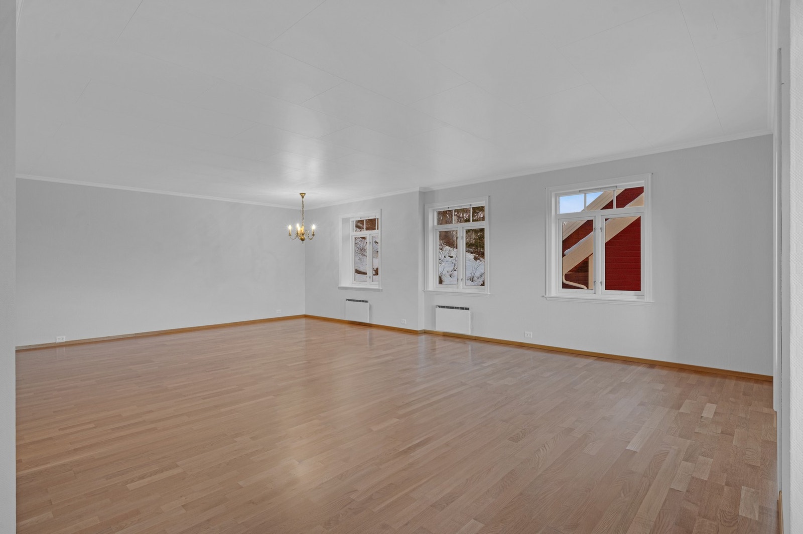 God plass til flere store sittegrupper på stue. Galleribilde