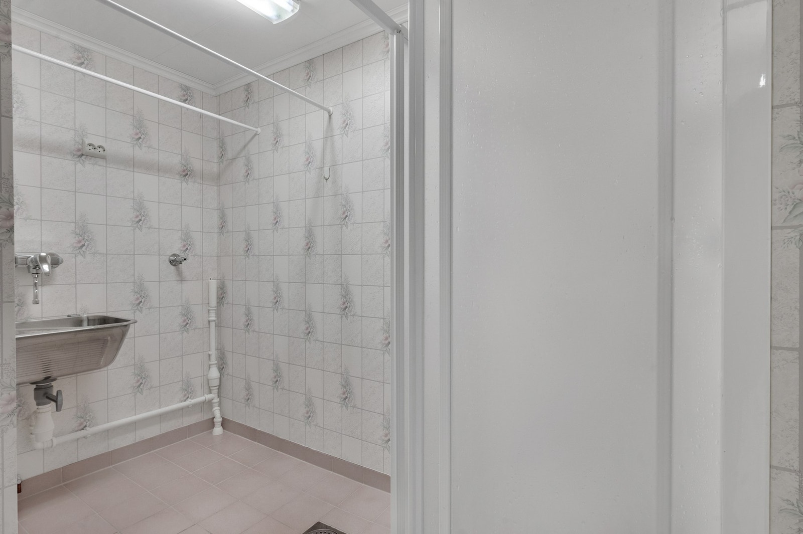 Opplegg for vaskemaskin og utslagsvask på bad. Galleribilde