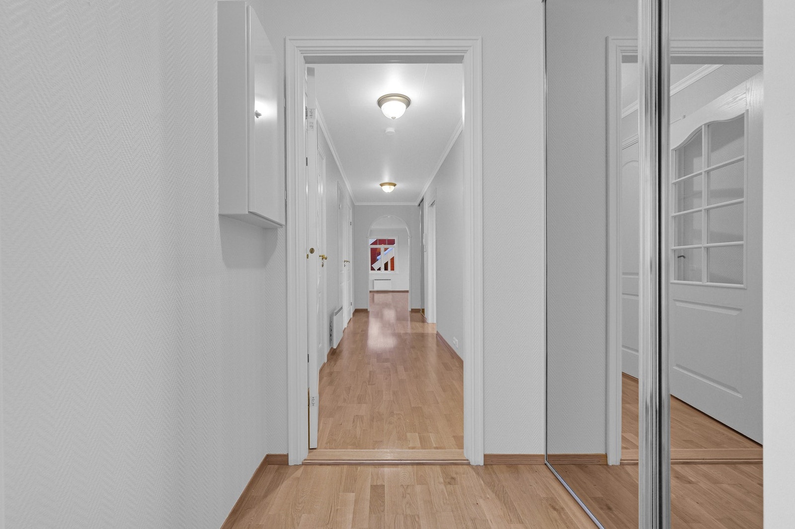 Yttergang med skyvedørsgarderobe for oppbevaring av klær Galleribilde