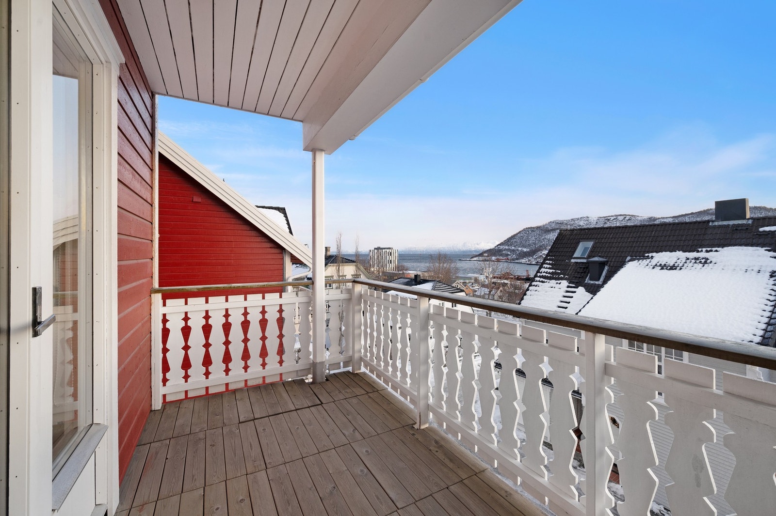 Leiligheten har 2 private balkonger, her får du flott utsikt ut mot fjorden og gode solforhold. Galleribilde