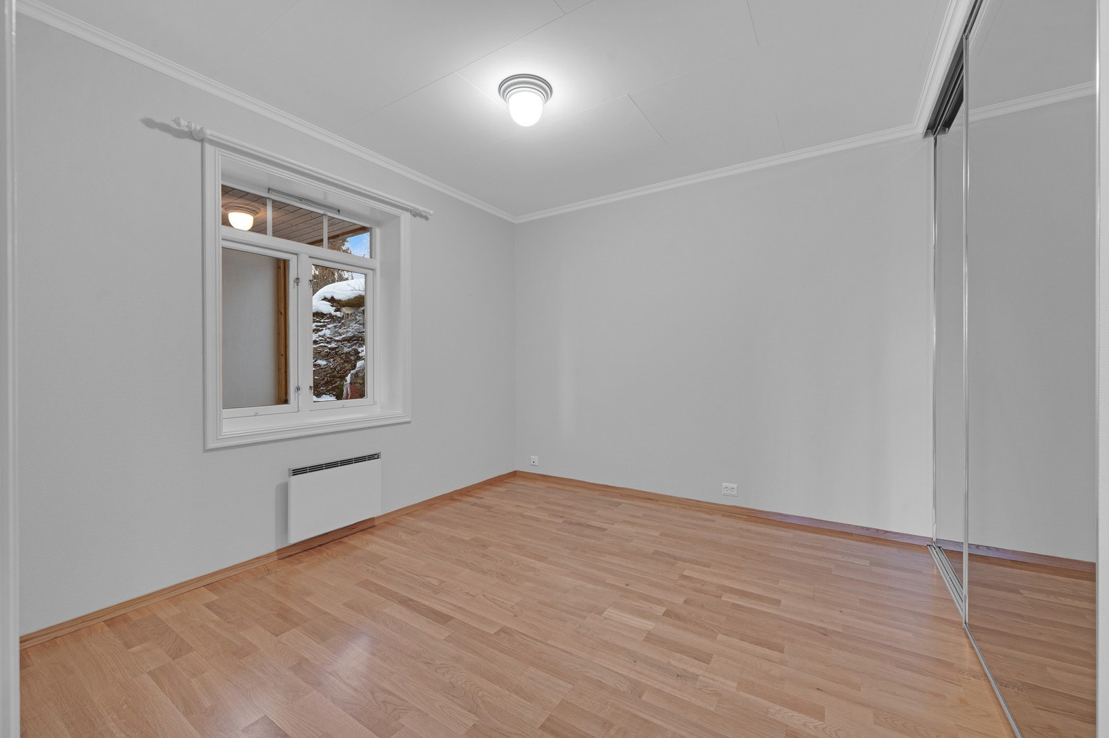 Soverom 2 med god plass for dobbeltseng. Praktisk skyvedørsgarderobe. Galleribilde