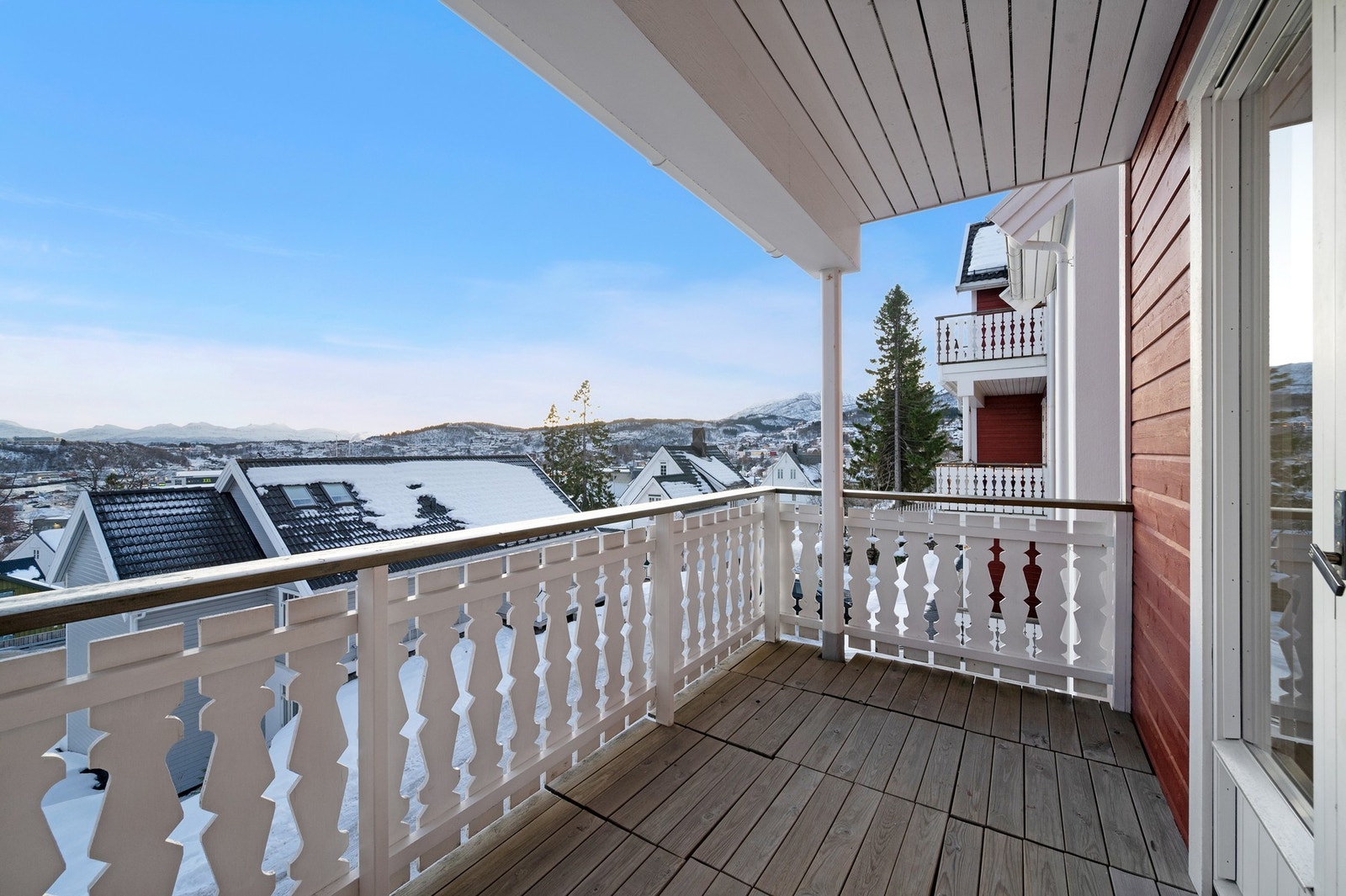 Flott utsikt mot Harstadbotn fra leiligheten, her du solen fra tidlig til midt på dagen. Galleribilde