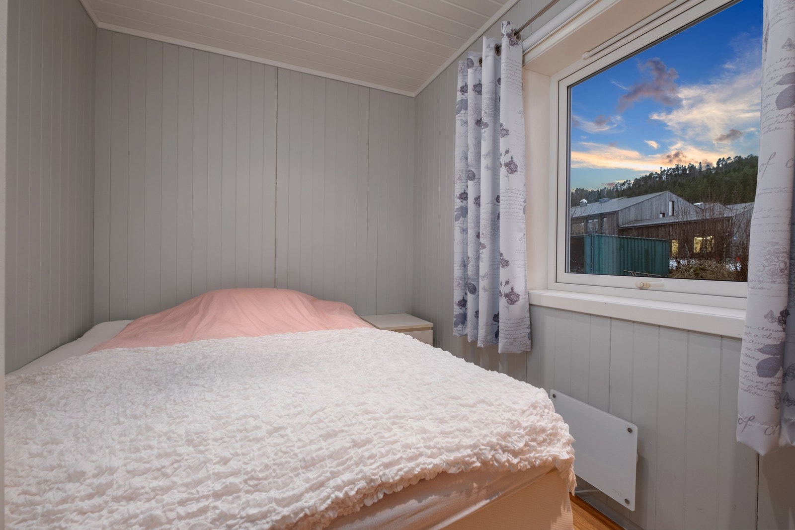 Soverom med veggmontert ovn som varmekilde. Galleribilde