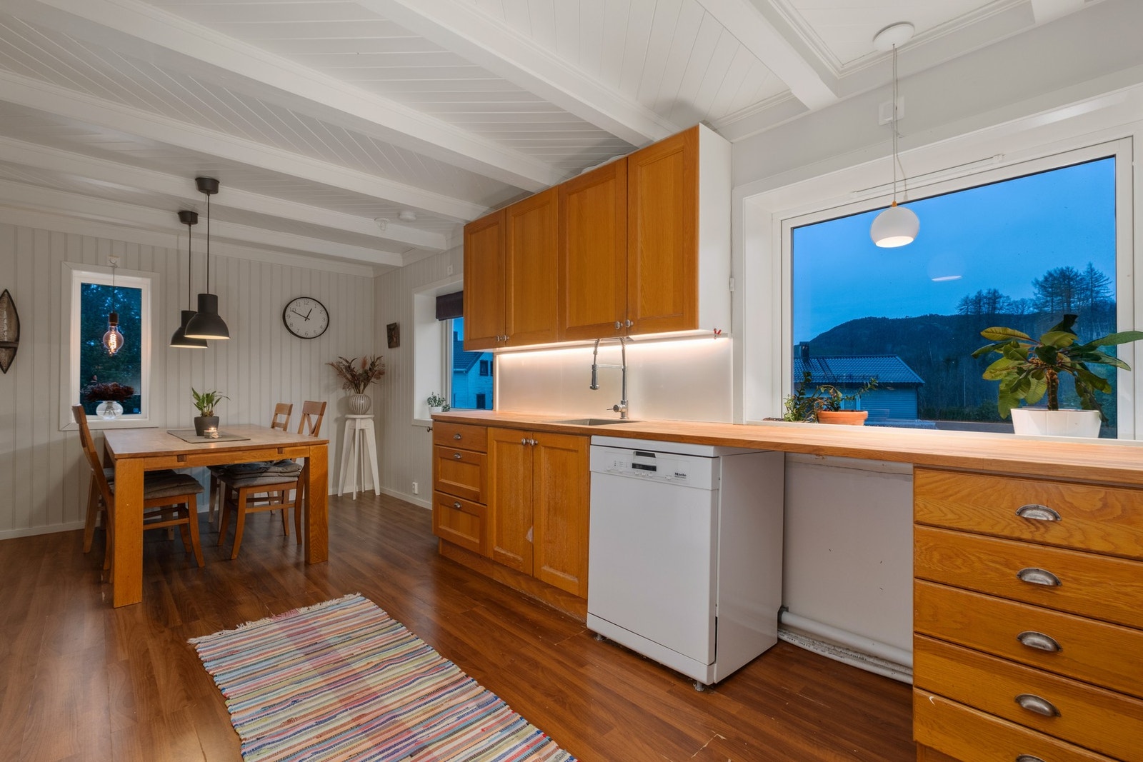 Romslig kjøkken på 20,8 kvm. Galleribilde