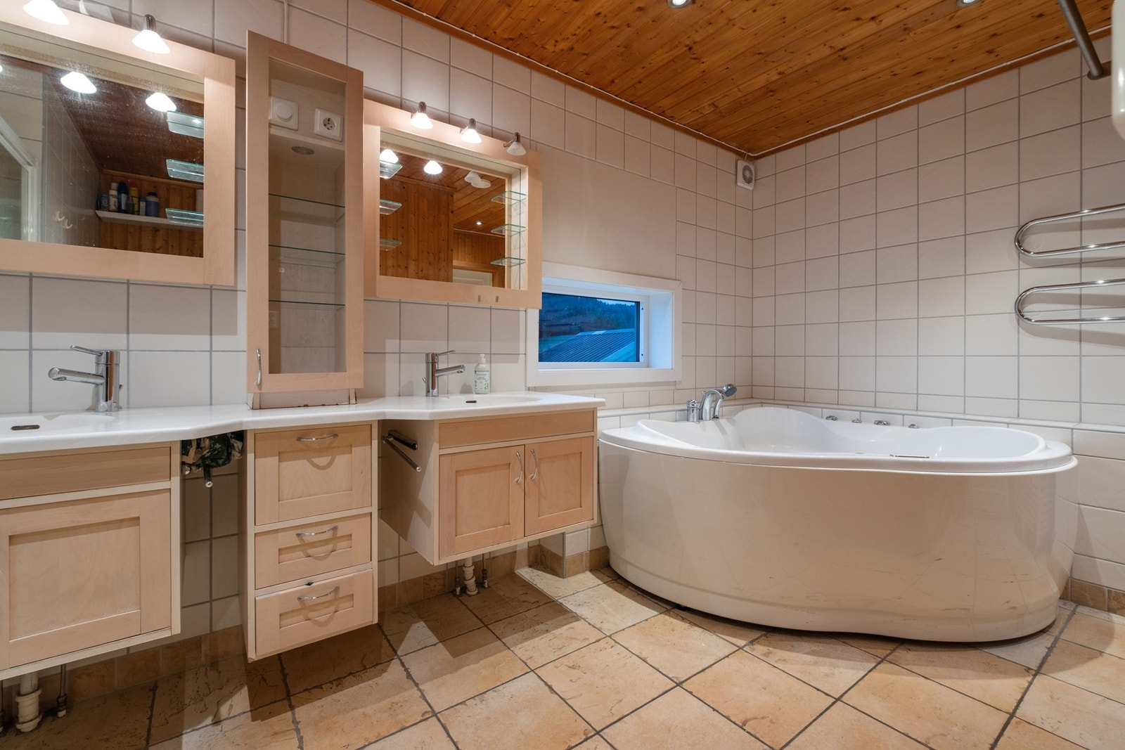 Helfliset bad på 14 kvm med gulvvarme. Galleribilde