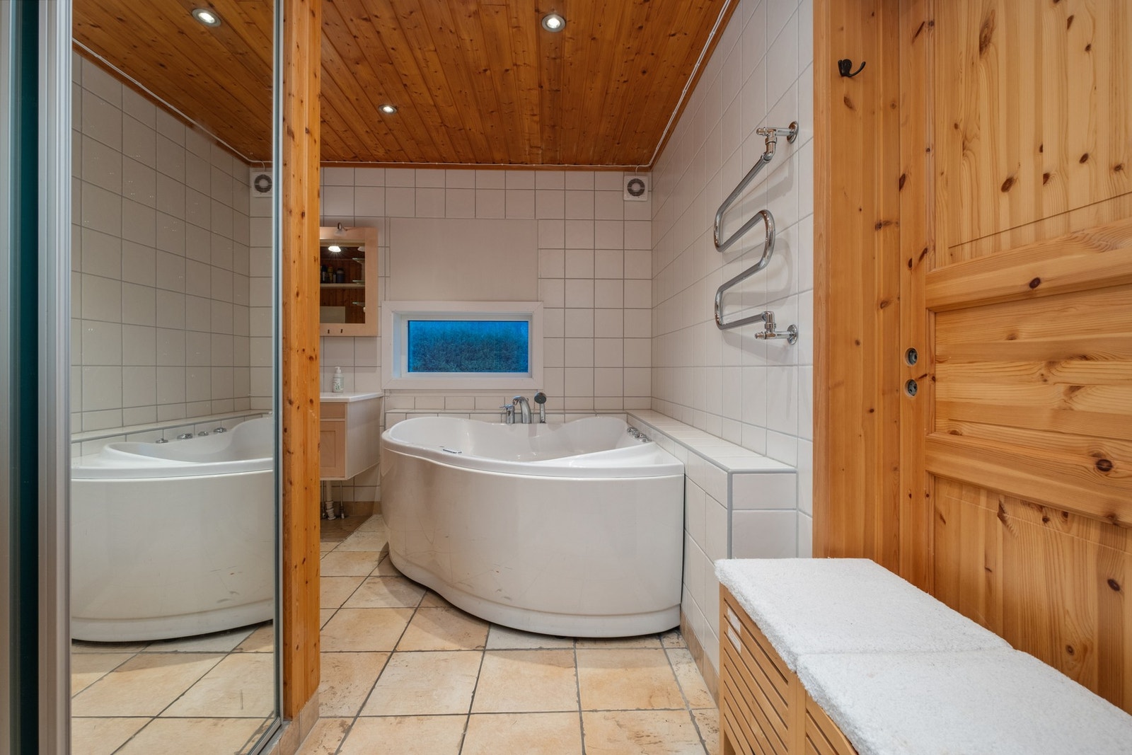 Downlight i tak og skyvedørsgarderobe. Galleribilde