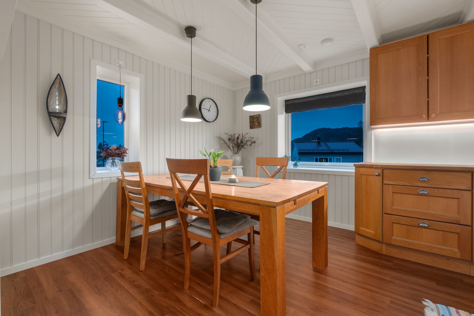 God plass for å innrede med store spisestue møblement som et samlingspunkt i rommet. Galleribilde