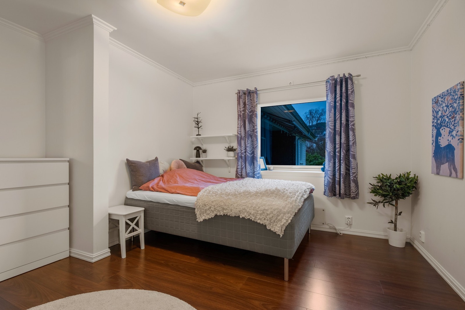 Romslig soverom med gode muligheter for å innrede etter ønske. Galleribilde