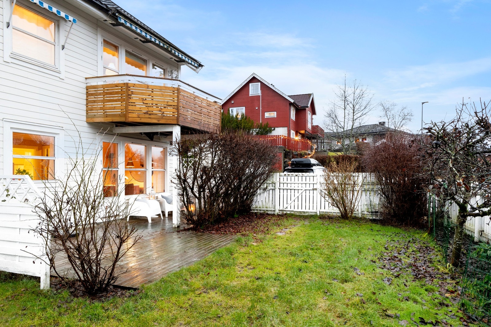 Hagen er flat og er svært pent opparbeidet med plen, prydbusker, frukttrær og bed. Galleribilde