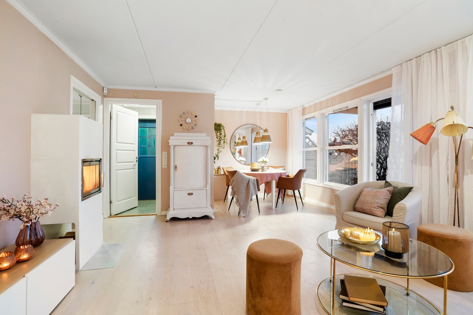 Stuen har store vinduer ut mot den solrike og usjenerte hagen og uteplassen, som på sommeren fungerer som en ekstra stue. Galleribilde