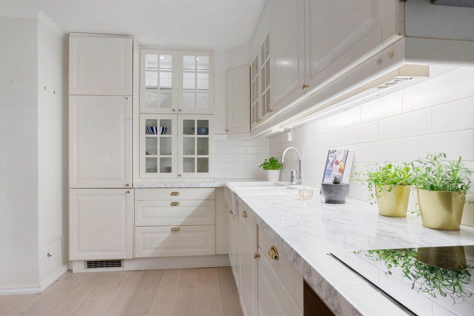 Kjøkkenet har integrerte hvitevarer. Galleribilde