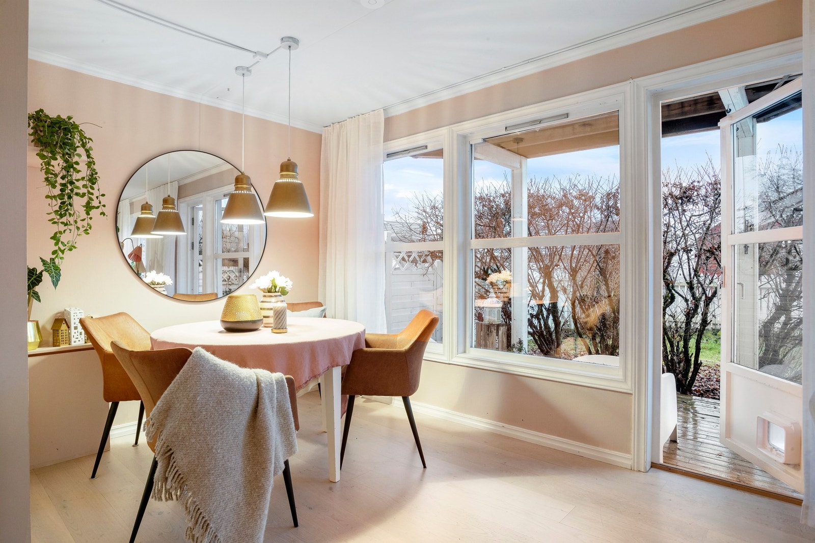 God plass til spisestuemøblement. Det er også klargjort med vann/avløp for å flytte kjøkkenet ut stuen om man ønsker dette. Galleribilde